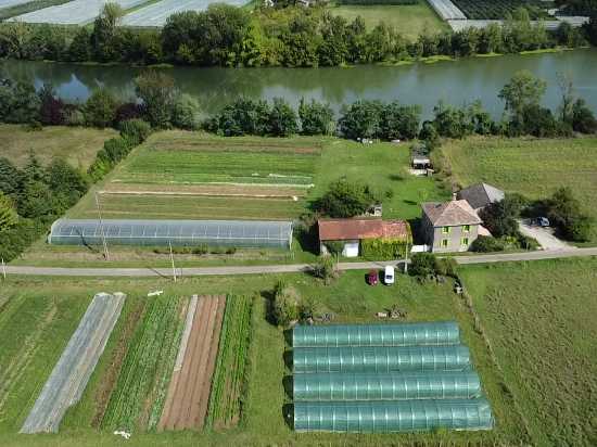 Exploitation agricole à vendre aux Barthes